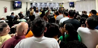 Servidores/as de Quixadá lotam Câmara municipal contra projeto que confisca salários e aposentadorias